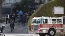 Petugas penegak hukum berjalan masuk ke dalam kantor pusat YouTube usai insiden penembakan di San Bruno, California, Amerika Selatan, Selasa (3/4). Polisi mengatakan tersangka yang identitasnya belum diketahui itu dilengkapi dengan pistol.  (AP/Jeff Chiu)