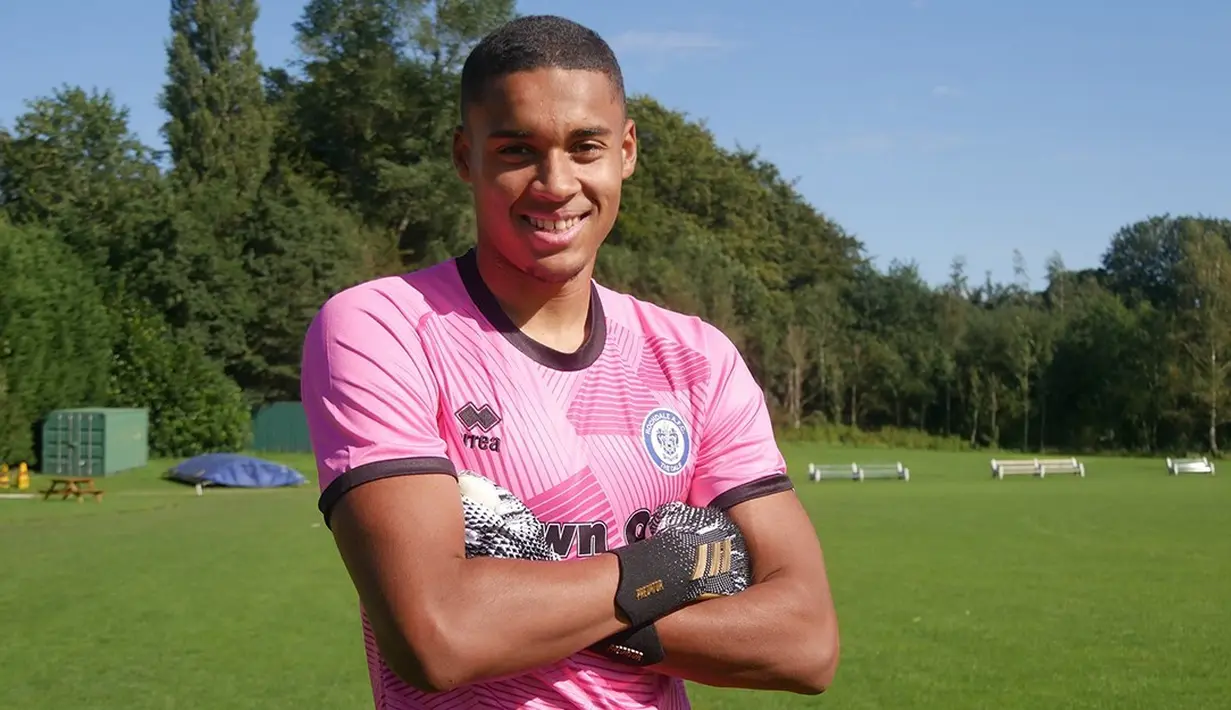 Gavin Bazunu. Kiper Irlandia berusia 20 tahun ini baru saja didatangkan Southampton dari tim U-23 Manchester City dengan nilai transfer 14 juta euro atau setara Rp212 miliar dengan durasi kontrak hingga Juni 2027. Sejak 2020/2021 hingga akhir musim 2021/2022 ia dipinjamkan ke Rochdale dan Portsmouth. (rochdaleafc.co.uk)