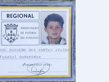 Kartu anggota klub Andorinha yang merupakan klub Cristiano Ronaldo saat berusia 9 tahun. (AFP/ Gregorio Cunha)