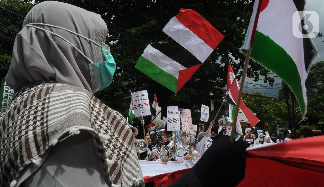 Mereka membawa sejumlah poster bertuliskan 'Free Palestine' dan 'Stop Genocide in Palestine'. (merdeka.com/Imam Buhori)