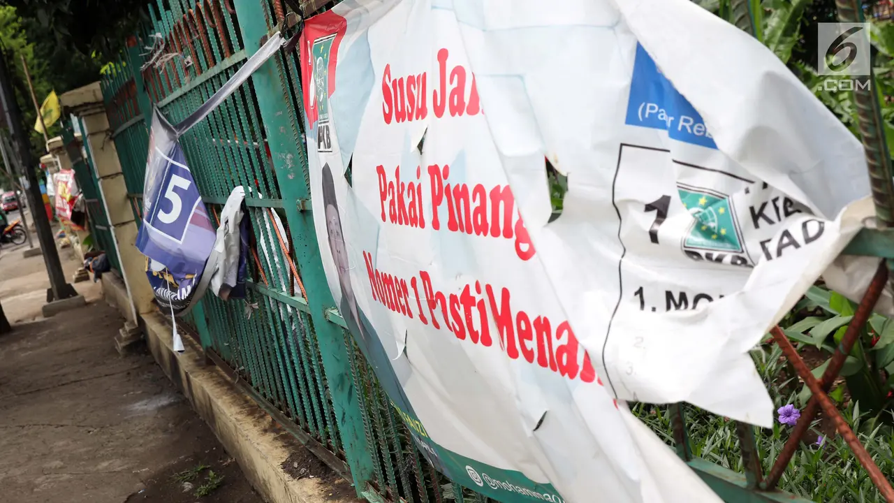 Spanduk APK Rusak dan Tidak Pada Tempatnya Ganggu Pandangan Mata
