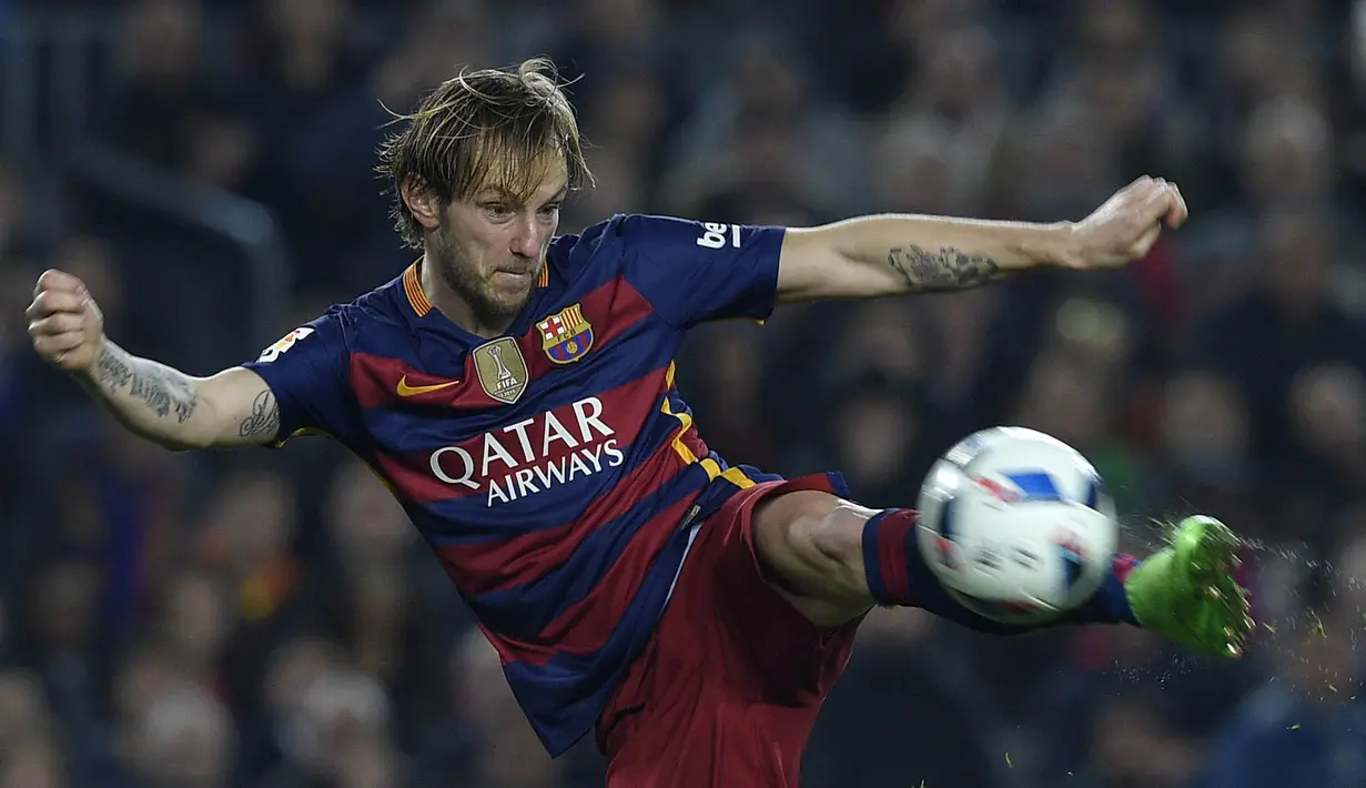  Gelandang Barcelona, Ivan Rakitic lahir dan dibesarkan di Swiss, Ia lahir dari keluarga Kroasia, Ia memenuhi syarat untuk bermain pada Timnas Swiss karena ia lahir di sana tetapi dia memilih Kroasia sebagai timnya. (AFP/Lluis Gene)