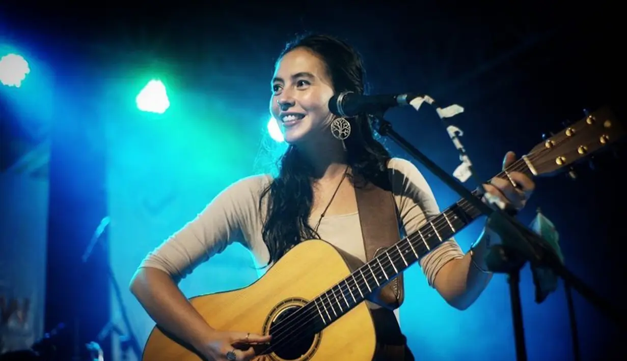 Sandrayati Fay, sosok penyanyi indie yang sudah tak asing di telinga pecint musik Tanah AIr. Ia merupakan wanita berdarah Filipina-Amerika namun lahir serta besar di Jawa dan Bali. (Liputan6.com/IG/@sandrayatifay)