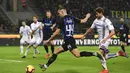 Ivan Perisic melepaskan umpan pada laga lanjutan Liga Italia Serie A yang berlangsung di stadion Giuseppe Meazza, Milan, Senin (18/2). Inter Milan menang 2-1 atas Sampdoria. (AFP/Miguel Medina)