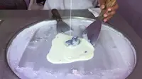 Mengintip Pembuatan Es Krim Gulung Ala Thailand