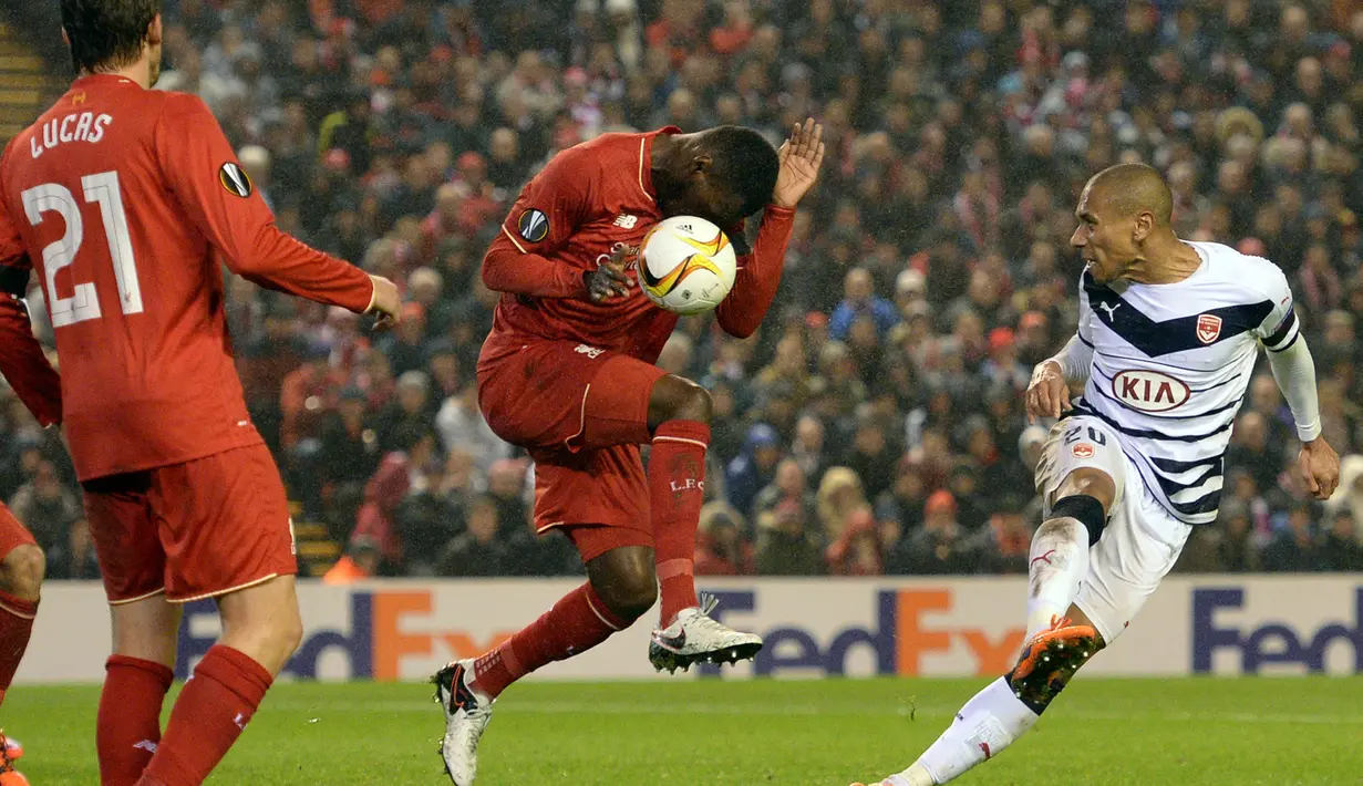 Penyerang Bordeaux, Ferreira Jussie, berebut bola dengan striker, Liverpool, Christian Benteke pada laga Liga Europa di Stadion Anfield, Inggis, Kamis (26/11/2015). (AFP Photo/Oli Scraff)