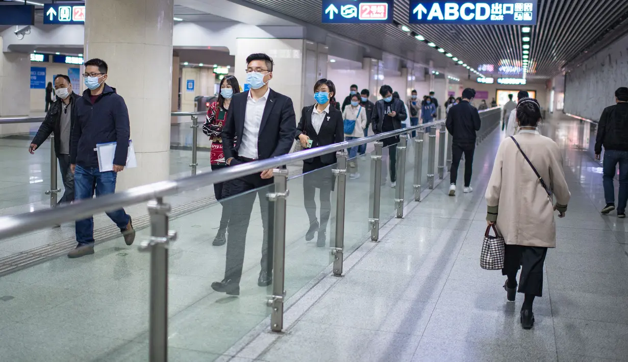Para penumpang berjalan di Stasiun Metro Jianghan Road, Wuhan, Provinsi Hubei, China, Rabu (22/4/2020). Mulai 22 April 2020, semua transportasi umum di Wuhan kembali beroperasi seperti sediakala. (Xinhua/Xiao Yijiu)