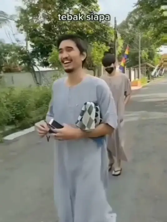 Pada lebaran tahun lalu, beredar video sederhana Duta setelah pulang shalat Idul Fitri. Meski penyanyi terkenal, dalam video tersebut Duta terlihat santai dengan mengenakan sandal jepit. Banyak warganet yang gagal fokus dengan ponsel yang dipegangnya yang cenderung biasa. Duta juga tampak ramah menyapa masyarakat. [Instagram/lambe_turah]