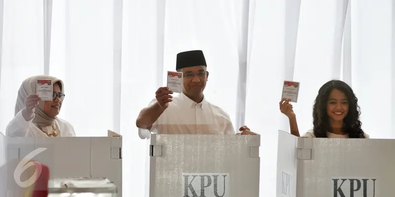 Ditemani Keluarga, Anies Gunakan Hak Pilih di TPS Cilandak