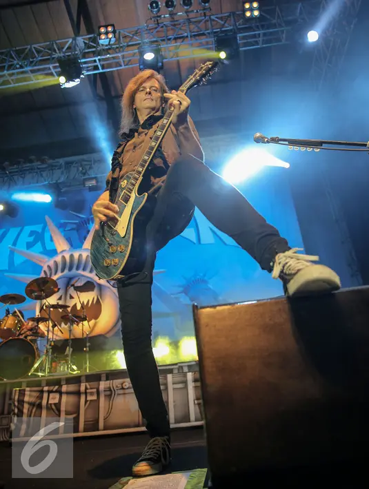 Aksi gitaris band power metal Helloween di panggung Hall Basket Senayan, Jakarta Pusat, Kamis (22/10/2015). Penampilan Helloween di Jakarta merupakan bagian dari tur Helloween My God-Given Right Tour 2015. (Liputan6.com/Faizal Fanani)