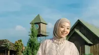 Gamis brokat kombinasi satin untuk kondangan (sumber: pinterest).