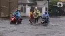 Pengendara terjebak banjir yang menggenangi jalan Bayangkara Pusdiklat, Kota Tangerang Selatan, Banten, Selasa (2/11/2021). Ada potensi hujan lebat dengan intensitas lebih dari 50 milimeter (mm) per hari. (Liputan6.com/Angga Yuniar)