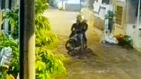 Pelaku maling motor di Gresik terekam CCTV. (Istimewa)