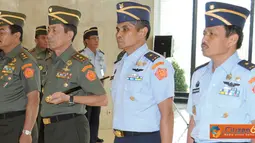 Citizen6, Jakarta: Sertijab Dangartap I/Jakarta dari Mayjen TNI Waris kepada Mayjen TNI E. Hudawi Lubis, dan Kapusinfolahta TNI dari Marsma TNI Asri Yatim kepada Marsma TNI Enuh Warsa Widjaya. (Pengirim: Badarudin Bakri).