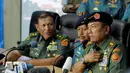 Panglima TNI Jenderal Moeldoko mengutarakan apresiasinya kepada tim SAR gabungan, yang berhasil mengangkat ekor pesawat AirAsia QZ8501. Moeldoko saat konferensi pers di Lanud Iskandar, Pangkalan Bun, Kalteng, Sabtu (10/1). (Liputan6.com/Andrian M Tunay)