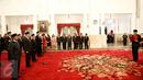 Presiden Jokowi (kanan) melantik Dewan Pengawas dan Direksi Badan Penyelenggara Jaminan Sosial (BPJS) Ketenagakerjaan dan Kesehatan periode 2016-2021 di Istana Negara, Jakarta, Selasa (23/2). (Liputan6.com/Faizal Fanani)