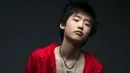 Lee Jong Suk dikenal sebagai aktor yang selalu tampil rapi. Akan tetapi saat muda, ia pernah bergaya dengan pose seksi seperti ini. (Foto: koreaboo.com)