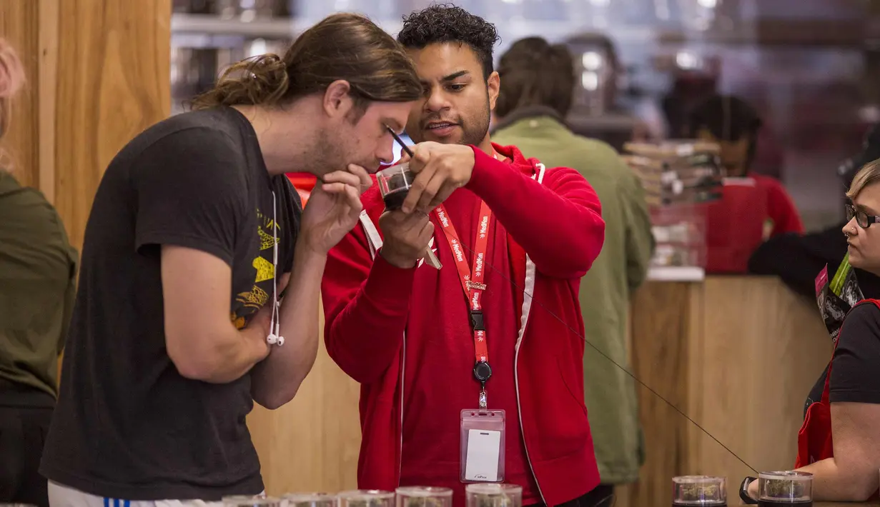 Seorang pelanggan mencium produk ganja di toko MedMen yang mulai menjual ganja untuk penggunaan rekreasional berdasarkan undang-undang ganja California di West Hollywood (2/1). (David McNew / Getty Images / AFP)