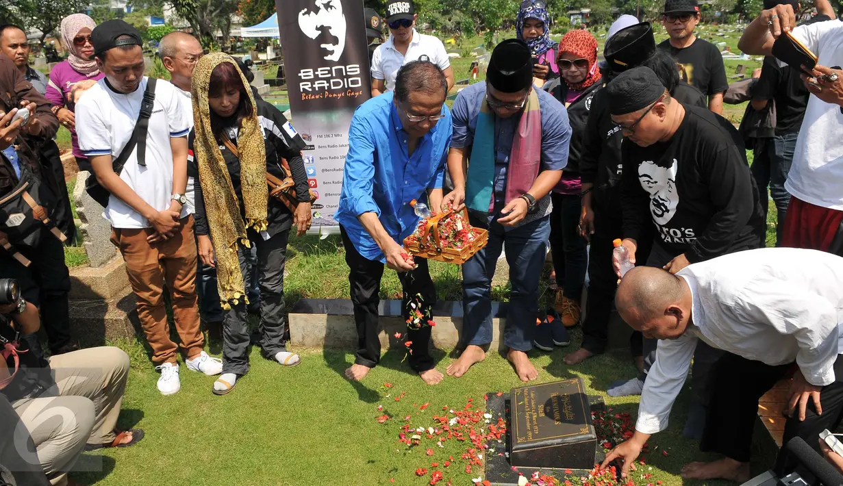 Bakal Cagub DKI, Rizal Ramli dan Biem Benyamin menabur bunga di makam Benyamin Sueb di TPU Karet Bivak, Jakarta, Senin (5/9). Kedatangan Rizal dalam rangka memperingati haul ke-21 tokoh Betawi yang akrab disapa Benyamin S itu (Liputan6.com/Gempur M Surya)