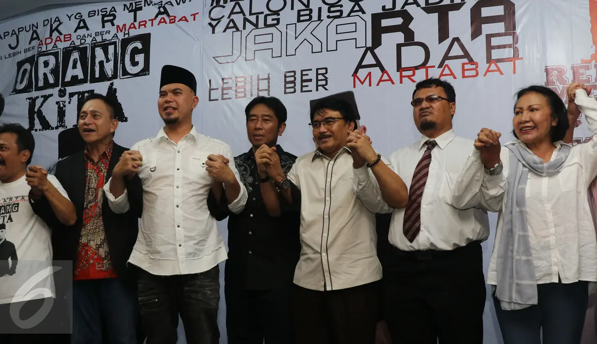 Musisi Ahmad Dhani dan para pejabat lainnya bersalam usai deklarasi Orang Kita di Jakarta, Jumat (13/05/2016). Deklarasi Orang Kita, gerakan mendukung Gubernur DKI yang bisa membawa Jakarta Beradab dan Bermartabat.(Liputan6.com/Herman Zakharia)