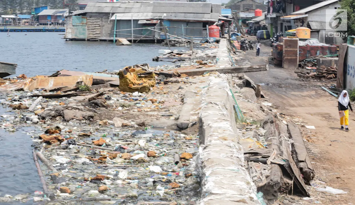Kondisi tanggul pengaman pantai yang bocor di kawasan Muara Baru, Jakarta, Selasa (11/12). Tanggul pengaman pantai untuk mencegah banjir rob di kawasan tersebut bocor karena tingginya volume pasang surut air laut. (Liputan6.com/Faizal Fanani)
