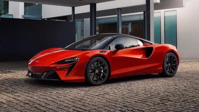 McLaren Artura memiliki desain yang mirip dengan McLaren 570S.  Dibandingkan dengan P1 yang lebih berorientasi trek, Artura terasa lebih beradab untuk penggunaan sehari-hari.  Mesinnya memiliki unit V6 biturbo dengan motor listrik yang mampu menyemburkan tenaga hingga 671 hp.  0-100 km/jam ditempuh dalam 2,6 detik.  (Sumber: forbes.com)