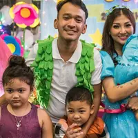 Suasana panik saat perayaan ulang tahun putri Ruben Onsu dan Sarwendah. Pasalnya, dalam waktu bersamaan, sahabat Ruben meninggal dunia. Kejadian tak terencana itu hampir saja membuat gagal acara yang sudah direncanakan. (Instagram/sarwendah29)