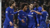 Para pemain Chelsea merayakan gol Willian saat melawan Stoke City pada lanjutan Premier League di Stamford Bridge, London (30/12/2017). Chelsea menang 5-0. (AFP/Ian Kington)