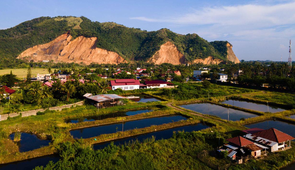 Namun, seringkali peringatan Hari Bumi terbatas pada ruang-ruang media sosial dan acara-acara seremonial, sementara kebijakan lingkungan yang substantif dan perlindungan ekosistem riil masih minim. Tampak foto udara menunjukkan pemandangan umum lokasi penambangan pasir ilegal pada Hari Bumi di Peukan Bada, Aceh, pada Rabu 22 April 2026. (CHAIDEER MAHYUDDIN/AFP)