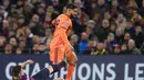 Bek Barcelona, Arthur mencoba hentikan Nabil Fekir pada leg kedua, babak 16 besar Liga Champions yang berlangsung di Stadion Camp Nou, Barcelona, Kamis (14/3). Barcelona menang 5-1 atas Lyon. (AFP/Josep Lago)