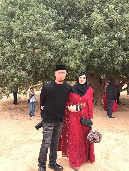 Ahmad Dhani terlihat gagah dengan mengenakan warna hitam yang dipadu dengan celana jeans dan sepatu warna hitam. Ia menyempurnakan penampilannya dengan kopiah. (Foto: instagram.com/mulanjameela1)