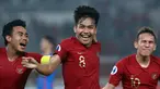 Pemain tengah timnas Indonesia, Witan Sulaeman (tengah) merayakan golnya ke gawang Chinese Taipei saat penyisihan Grup A Piala AFC U-19 2018 di Stadion Utama Gelora Bung Karno, Jakarta, Jumat (18/10/2018). Witan resmi menjadi bagian Persija Jakarta usai meninggalkan klub Slovakia AS Trencin. (Liputan6.com/Helmi Fitriansyah)