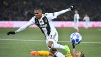 Bek Juventus  Alex Sandro gagal melewati hadangan pemain Young Boys pada laga lanjutan Liga Champions yang berlangsung di stadion Stade de Suisse, Swiss, Kamis (13/12). Juventus kalah 1-2 atas Young Boys. (AFP/Fabrice Coffrini)