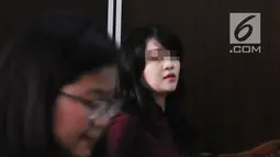 Pegawai kontrak Dewan Pengawas BPJS Ketenagakerjaan yang menjadi korban dugaan pelecehan seksual, RA, tiba untuk sidang gugatan perdata di PN Jakarta Selatan, Rabu (13/3). Nilai gugatan imateriel dalam kasus ini Rp1 triliun. (Liputan6.com/Herman Zakharia)