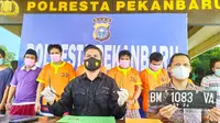 Polisi memperlihatkan barang bukti pencurian sepeda motor yang dilakukan sembilan tersangka di Pekanbaru. (Liputan6.com/M Syukur)