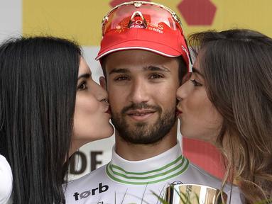 Pebalap Sepeda asal Prancis, Nacer Bouhanni (Cofidis Solution Credit)  menerima ciuman ucapan selamat saat memenangi seri pertama Tour of Catalonia cycling race di Calella, Senin (21/3/2016. (AFP/Josep Lago)