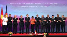 Dari kiri ke kanan, Sekretaris Luar Negeri Filipina Enrique Manalo, Menteri Luar Negeri Singapura Vivian Balakrishnan, Menteri Luar Negeri Thailand Don Pramudwinai, Menteri Luar Negeri Vietnam Bui Thanh Son, Kepala Kebijakan Luar Negeri Partai Komunis China Wang Yi, Menteri Luar Negeri Indonesia Retno Marsudi, Menteri Luar Negeri Malaysia Zambry Abdul Kadir, Menteri Urusan Luar Negeri Kedua Brunei Darussalam Erywan Yusof, Menteri Luar Negeri Kamboja Prak Sokhonn, Menteri Luar Negeri Laos Saleumxay Kommasith, Menteri Luar Negeri Timor Timur Bendito Freitas dan Sekretaris Jenderal ASEAN Kao Kim Moiln bergandengan tangan saat sesi foto pada acara ASEAN Post Ministerial Conference with China di Jakarta, Indonesia, Kamis (13/7/2023). (AP Photo/Tatan Syuflana, Pool)