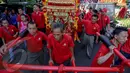 Sejumlah umat Tionghoa menggelar acara Gotong Tua Pe Kong di Kelenteng Kong Miao, Jakarta, Minggu (20/04/14). (Liputan6.com/Faizal Fanani)