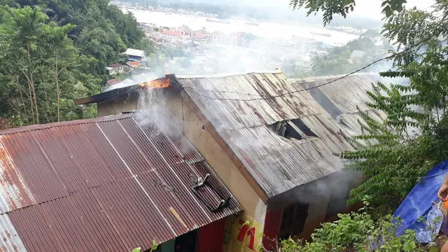 Rumah dibakar