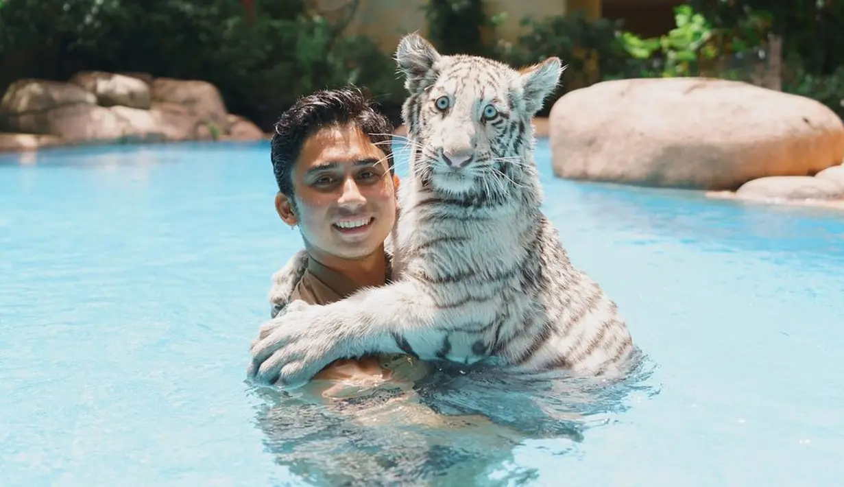 <p>Alshad Ahmad dan harimau benggala peliharaannya. (Instagram/alshadahmad)</p>