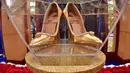 Sepasang sepatu high heels 'The Passion Diamond' dipamerkan di Burj Al Arab, Dubai, Uni Emirat Arab, Rabu (26/9). Dibanderol dengan harga sekitar Rp 253,7 miliar, sepatu ini diklaim sebagai yang termahal di dunia. (AFP PHOTO / GIUSEPPE CACACE)