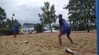 Ade Candra Rachmawan dan Mohammad Ashfiya bertekad mengharumkan nama bangsa di Kejuaraan Voli Pantai Dunia di kota Wina, Austria, 28 Juli - 6 Agustus. (Bola.com/Reza Khomaini)