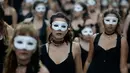 Sejumlah wanita mengenakan pakaian hitam dan topeng mengikuti peringatan 41 tahun kudeta militer di Buenos Aires, Argentina (24/3). Mereka memperingati jatuhnya junta militer yang dipimpin oleh diktator militer Jorge Videla. (AP Photo/Victor R. Caivano)