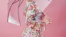 Penampilan yang super playful dari Fuji. Ia mengenakan busana bersiluet kimono bernuansa merah muda dengan detail semacam obi abu-abu yang melilit perutnya. Rambut ditata dengan gaya edgy dan Fuji juga membawa properti payung yang membuat penampilannya semakin manis. [Foto: Instagram/fuji_an]