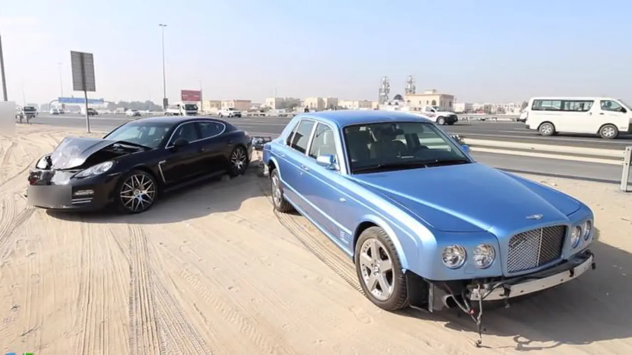Gara-gara Badai Gurun, Porsche Panamera Seruduk Bentley Arnage