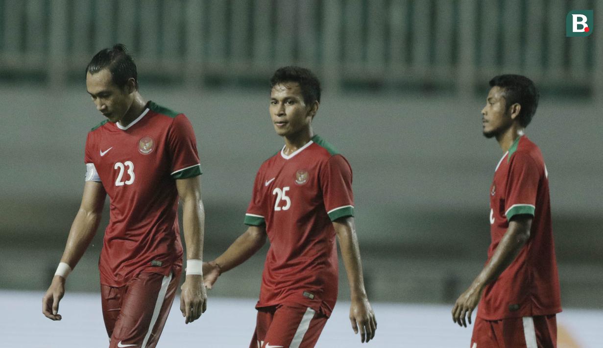 Pemain Timnas Indonesia tampak lesu usai ditahan imbang Thailand pada laga persahabatan di Stadion Pakansari, Bogor, (03/6/2018). Indonesia bermain imbang 0-0 dengan Thailand. (Bola.com/M Iqbal Ichsan)