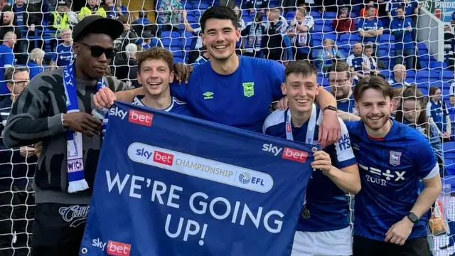 Elkan Baggott merayakan keberhasilan Ipswich Town promosi ke Premier League musim depan.