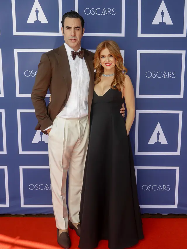Isla Fisher dan Sacha Baron Cohen mengenakan Dior di Oscar 2021