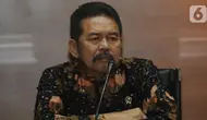 Jaksa Agung ST Burhanudin menyampaikan keterangan kepada wartawan usai melakukan pertemuan dengan pimpinan KPK di Gedung KPK, Jakarta, Jumat (8/11/2019). Pertemuan membahas sinergi dalam penanganan pemberantasan tindak korupsi antara KPK dan Kejaksaan Agung. (merdeka.com/Dwi Narwoko)