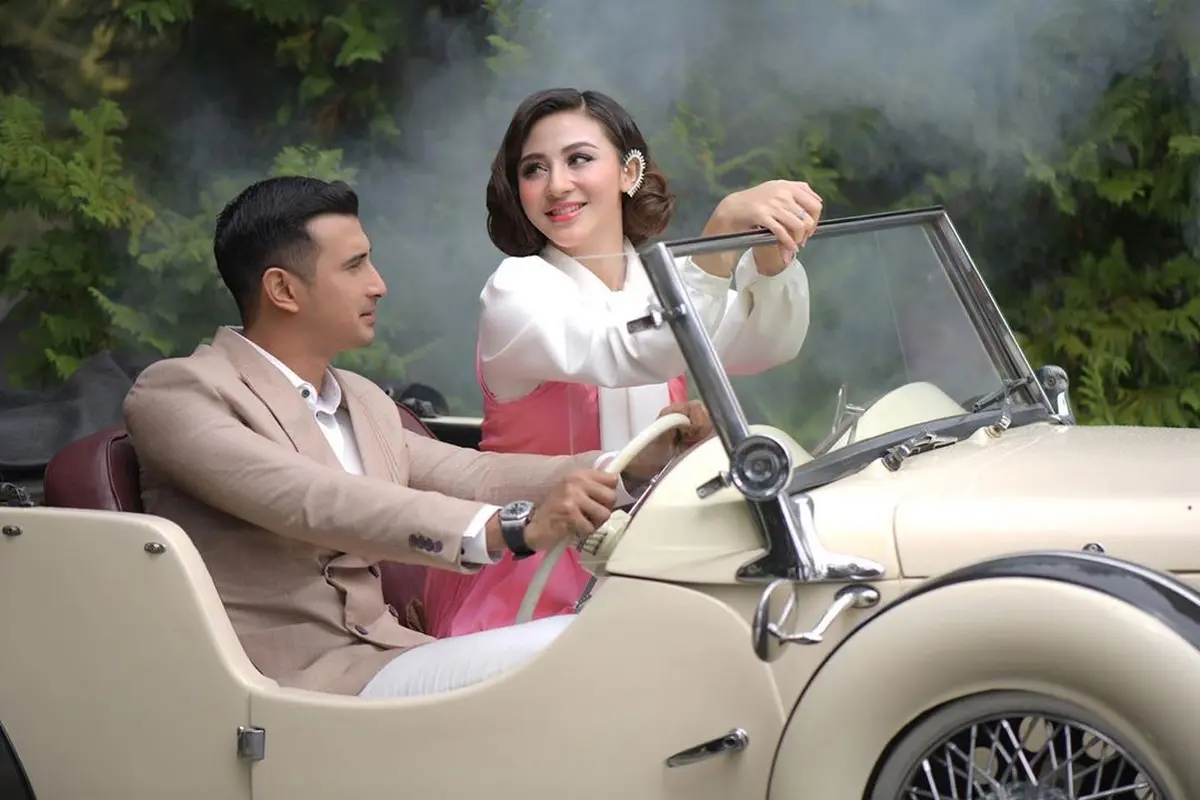 6 Pemotretan Terbaru Ali Syakieb dan Margin Wieheerm, Romantis Bergaya Klasik